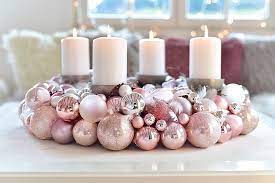 Aus weihnachtskugeln, glöckchen und anderer christbaumdeko. Adventskranz Aus Weihnachtskugeln Selber Machen
