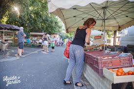 Les marchés aux puces tiennent leur nom du fait qu'à l'origine ils étaient le siège des chiffoniers et autres vendeurs de tissus et autres produits de récup'. Marche Des Producteurs Muttersholtz