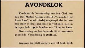 Doorgaans verwijst het naar een tijdspanne tussen zonsondergang en zonsopgang waarin individuen in hun woningen moeten zijn. Avondklok Youtube