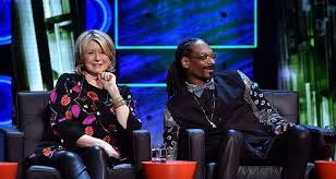 But the reason martha & snoop's potluck dinner party, the tv show the cohosts premiered last night on vh1, is so successful is not because the food wiz khalifa shows off his dinner party manners by bringing a gift to the stage: Martha Stewart Snoop Dogg S Potluck Dinner Party Kicks Off With Wiz Khalifa Seth Rogen And Special Guest Ice Cube
