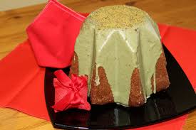 Panettone meringato preparazione del panettone meringato per la preparazione del panettone meringato pesa gli albumi e calcola lo stesso peso Finto Pandoro Con Glassa Al Pistacchio Le Ricette Di Arcangela