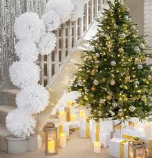Whether you're going up to bed for sweet dreams or coming down to start a new day, these christmas decorations for your staircase promise a grand—and festive—entrance. 33 Christmas Decorating Ideas For Festive Staircase Designs