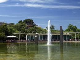 Utiliza fuentes para terrazas cuando desees crear un ambiente al aire libre que sea tan acogedor como tu espacio interior. El Estanque Con La Terraza Picture Of Linha D Agua Lisbon Tripadvisor