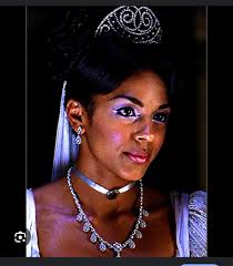 Are the wedding dresses of Edwina from Bridgerton and Sara Evers from The  Haunted Mansion similar?