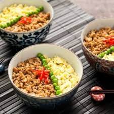 Soboro Don Ground Chicken Sauteed With Soy Sauce Mirin Sake Complemented With Eggs And Green Peas Over Rice Classic Yak Donburi Recipe Recipes Ground Chicken