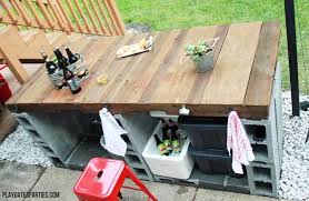 Diy Outdoor Bar With Cinder Blocks And A Pallet Cinder Block Furniture Cinder Block Diy Outdoor Bar
