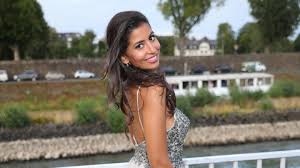 Eva benetatou (28) ist aktuell überglücklich, denn sie erwartet mit ihrem verlobten chris stenz (31) ihr erstes kind. Eva Benetatou Arzte Glaubten Nicht An Eine Schwangerschaft Gala De