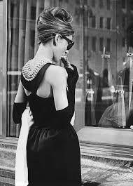 Audrey Hepburn Breakfast At Tiffany S She S Elegant Even Eating A Croissant Standing Up How Many People Can Pull I Fashion Film Fashion Tiffany Pearls