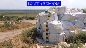 Nitratul sau azotatul de amoniu, aflat la originea exploziei de marţi din capitala libaneză beirut, se prezintă sub formă de praf sau granule albe, fără miros totuşi, în lumea de azi a devenit o substanţă indispensabilă în agricultură şi în construcţii. Descoperire È™ocantÄƒ In Romania 35 De Tone De Nitrat De Amoniu SubstanÈ›Äƒ Care A Provocat Dezastrul Din Beirut GÄƒsite De Oamenii Legii La Un Depozit