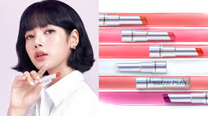 人間芭比」LISA代言M.A.C後第一個新品水漾果凍潤唇膏，保養、修護、潤色一次完成的果凍唇膏