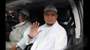 Di instagram beberapa jam lalu, arifin ilham unggah video momen ketika sang istri memeluknya sambil menangis. Ustaz Arifin Ilham Meninggal Istri Pertama Selamat Jalan Suami Solehku Showbiz Liputan6 Com