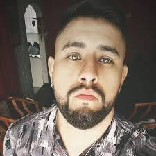 Mamá leona lleva a su cachorro en la boca, pero el pequeño ya no tiene  vida. Los leones machos matan a los cachorros hijos de otros machos con la  intención de que