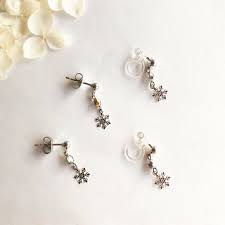 六花 冬 雪の結晶 イヤリング ピアス サージカルステンレス 樹脂ピアス プレゼント 小さめ チェコビーズ 小ぶり 上品 控えめ ゆらゆら 揺れる ピアス シンプル イヤリング ピアス 夏