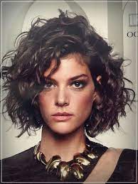 # frisuren trendy half bun frisuren für damen # lange frisuren # haare # farbe # haare # biene. Wirklich Stilvolle Lockige Bob Frisuren Fur Damen Lockige Frisuren Kurze Lockige Frisuren Coole Frisuren