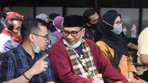 Billy benyamin s billysabilla twitter. Photo Lawas Benyamin Dan Karyawan Bens Radio Apa Kata Musisi Masa Kini Tentang Benyamin Pop Hari Ini Pemasukan Turun Drastis Dan Banyak Perusahaan Dan Karyawan Rumah Produksi Harus Gulung