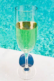 Verre De Vin Blanc A Bord De La Piscine En Plein Air Banque D Images Et Photos Libres De Droits Image 10141725