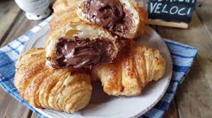 I mini croissant di sfoglia al cioccolato bianco sono gustosissimi, piacciono a grandi e piccini. Cornetti Di Pasta Sfoglia Alla Nutella Youtube