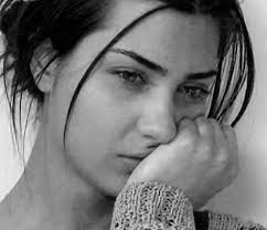 Ogni volta che deludi una donna, una parte di lei si allontanerà da te. Non  fare mai piangere una donna, perché ogni lacrima è un pò di lei che se ne  va.