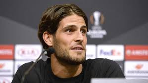 Gonçalo mendes paciência (born 1 august 1994) is a portuguese professional footballer who plays as a centre forward for german club fc schalke 04 on loan from eintracht frankfurt. Goncalo Paciencia Eu E O Andre Silva Ficamos Com Todos Os Bilhetes Para A Equipa Liga Europa Jornal Record