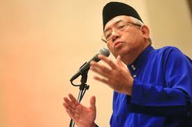 Dato' seri mahdzir khalid (born 15 december 1960) is a malaysian politician who has served as minister of education of malaysia since 2015. Education Minister Denies Saying He Will Sack Pro Opposition Educators Malaysia Malay Mail