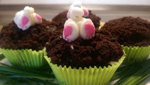 Schokoboden, bananen und sahne erfreut große und sie möchten den maulwurfkuchen zum kindergeburtstag backen? Maulwurfkuchen Cupcakes Mit Fondant Osterhasen Schokomuffins Mit Bananen Und Sahne Sugaraddict