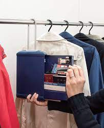 クローゼットの服に隠せる金庫 スリムなのに通帳 印鑑 鍵がたくさん入る 収納術 クローゼット シークレットボックス 隠し金庫