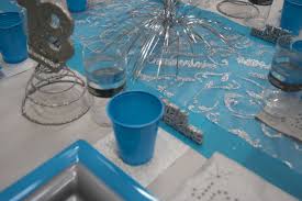 Ce succulent dessert est parfait pour fêter les 18. Decoration De Table Anniversaire Bleu Gris Www Le Geant De La Fete Com Decoration Table Anniversaire Decoration Anniversaire Deco Anniversaire Garcon