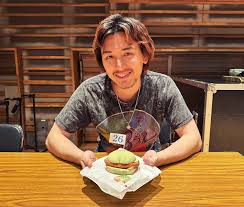 藤井 風、26歳の誕生日を迎えバーガーを手に微笑む 一番のプレゼントは「マジレスすると……」 - Real Sound｜リアルサウンド さん