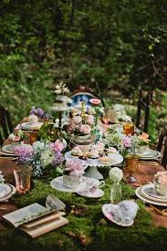 Elegante Tafel Fur Garten Oder Terrasse Zutaten Blumchengeschirr Moos Bucher Vom Flohmarkt Tea Party Garden Alice Tea Party Alice In Wonderland Tea Party