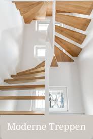 Moderne Bolzentreppe Mit Freiseitig Weiss Lackierter Wange Auf Brustungshohe Gewendelte Treppe Halbgewendelte Treppe Treppe Haus