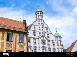 Memmingen, Swabia, Bavaria, Germany: Historic Renaissance Town Hall and  flanking neighbouring buildings. Memmingen, Schwaben, Bayern, Deutschland:  His Stock Photo - Alamy