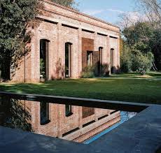 Meubles Design Beton Brut Et Textures Ecrues Pour Une Decoration De Luxe Maison Toscane Architecture Brique Maison D Architecture