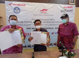 2 siswa smkn 3 singaraja pkl di jerman. Astra Motor Bali Tanda Tangani Mou Dengan Smk Negeri 3 Singaraja Bali Portal News