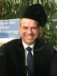 David Dehenauw, hoogleraar KLIMATOLOGIE UGent op de proclamatie faculteit  wetenschappen, waar Pascale T'Joens zijn bijna jaargenote KA Bl'b haar  dochter zag promoveren tot master in de geologie met als keuzevak  KLIMATOLOGIE. –