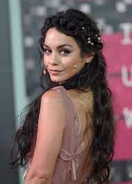 Here S How To Do 8 Easy On The Go Curly Hairstyles Braided Headband Hairstyle Headband Hairstyles Curly Hair Styles