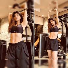 Shilpa Shetty sets the internet ablaze with toned abs at 49. Check her  latest gym photos - The Economic Times