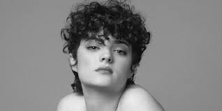 Anne Lukin habla de su último tema 'Ay, pequeña' y desvela su postura sobre  el Benidorm Fest