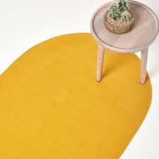 Dans ce salon ultra contemporain, où blanc, gris et bleus cohabitent avec sobriété, le jaune moutarde complète judicieusement l'ambiance de sa pointe solaire et chaleureuse. Tapis Ovale Tisse A Plat En Coton Jaune Moutarde
