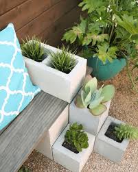 5 Jardinieres Diy Avec Des Blocs En Beton Shake My Blog Jardinieres Diy Bloc De Beton Bricolage Jardin