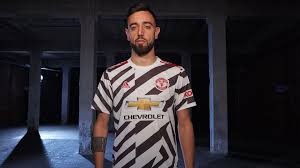 Bruno fernandes (por) jest obecnie zawodnikiem manchester united, drużyny grającej w premier league. Bruno Fernandes Wins Manchester United 2019 20 Player Of The Year Award After Arriving In January Goal Com