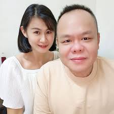 请问妈妈们我是开刀生产的都一年了，可是肚子就是有个肚腩这样瘦不下来。请问妈妈们有什么办法吗？