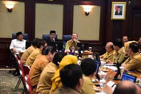 Salah satunya terkait dengan tuntutan gaji guru honorer. Gubernur Minta Gaji Pegawai Honorer Dibayar Tepat Waktu Website Resmi Pemerintah Provinsi Jawa Barat