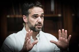 Eduardo Leite diz querer liderar candidatura à Presidência em 2026: 'Quero  muito ajudar meu país'