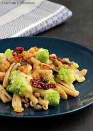 Insalata agrodolce di cavolo cappuccio con uvetta e mandorle cucina naturale ricetta nel 2020 cibo etnico ricette contorni cucina naturale. Caserecce Con Broccolo Romanesco Capperi E Colatura Di Alici Cucchiaio E Pentolone