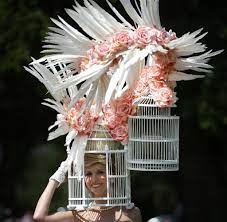 Heute ist ascot vor allem für die extravaganten kopfbedeckungen der zuschauerinnen bekannt. Nobel Pferderennen Die Extravaganten Luxus Hute Beim Royal Ascot Bilder Fotos Welt
