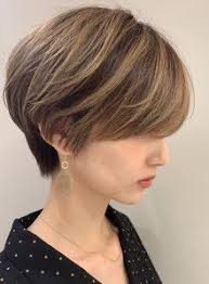 ショートヘア 面長丸顔におすすめのひし形ショートヘア circus by beautrium 青山の髪型 ヘアスタイル ヘアカタログ 2019秋冬 面長 ヘアスタイル ショートヘア スタイリング ヘアスタイル