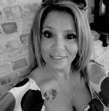 Wczoraj na ulicy Pomorskiej w Dębogórzu doszło do tragicznego wypadku  drogowego 👇 Ze wstępnych ustaleń wynika, że 43-letnia kierująca  motocyklem, na łuku drogi, zjechała na przeciwległy pas ruchu i zderzyła  się czołowo