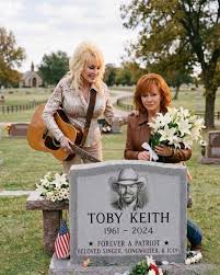 NO CAMERAS. NO CROWD. JUST THE WIND" — REBA & DOLLY'S SECRET TRIBUTE TO  TOBY KEITH EXPOSED. On the anniversary of Toby Keith's passing, Reba  McEntire and Dolly Parton quietly returned to