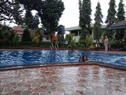 Hal tersebut perlu dijaga kebersihannya dan kejernihannya agar tetap segar ketika digunakan untuk berenang. Acara Permainan Di Kolam Renang Hotel Accram Picture Of Hotel Accram Puncak Tripadvisor