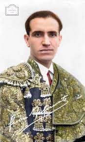 Juan Belmonte nació en Sevilla en 1892. Era conocido como el Pasmo de  Triana. Fue uno de los toreros más populares de su tiempo. Formó parte de  lo que se ha dado